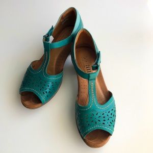 Rockport Cobb Hill Alyssa T-Strap Sandals 8 Emerald Green. Very comfortable.